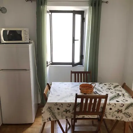 Near Ocean Rua Alves Correia *